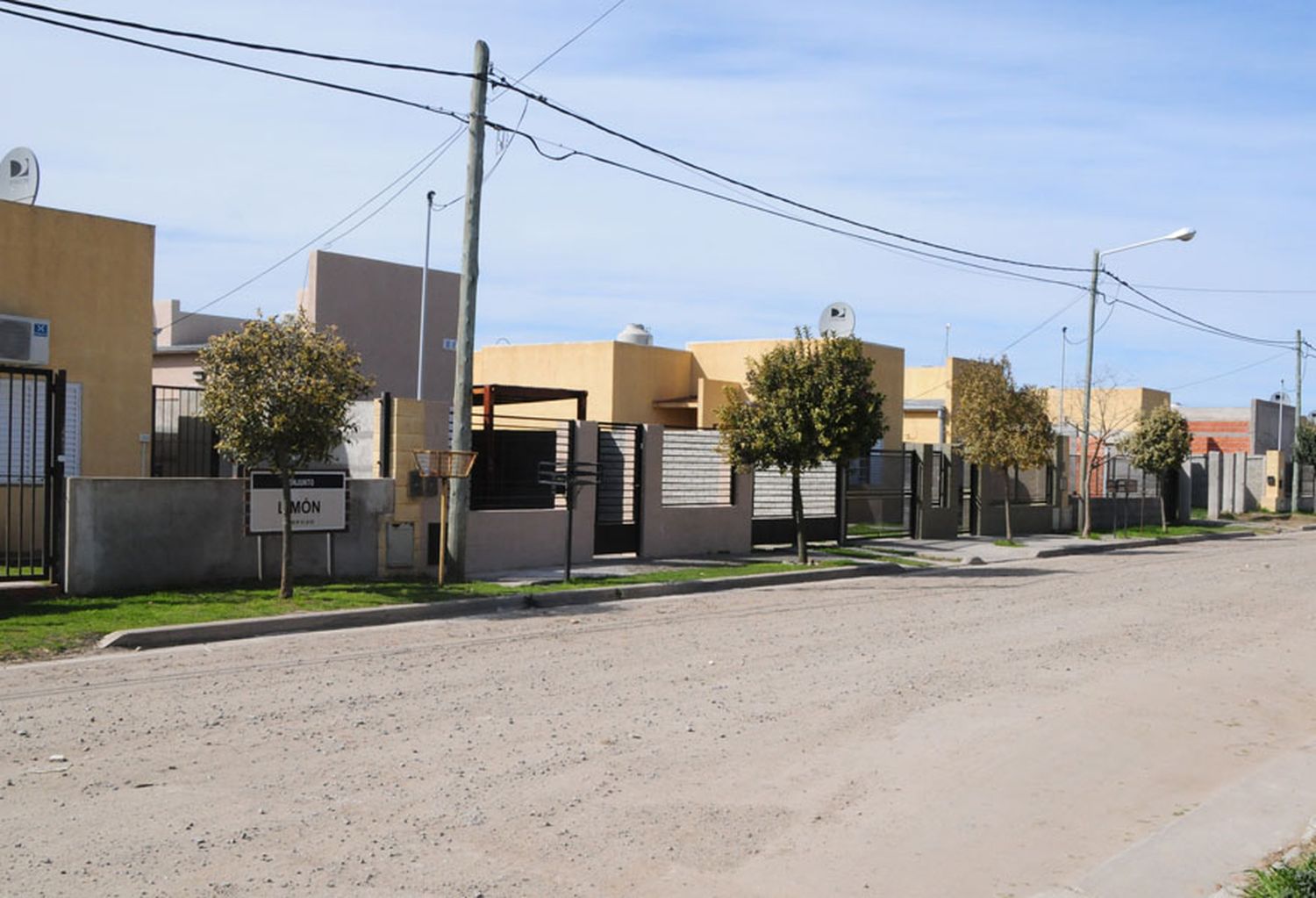 Un adjudicatario de un plan de viviendas municipal  reclama un alquiler por los problemas de filtraciones