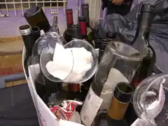 Denuncian a un local gastronómico que arrojó a la basura copas rotas sin ninguna envoltura