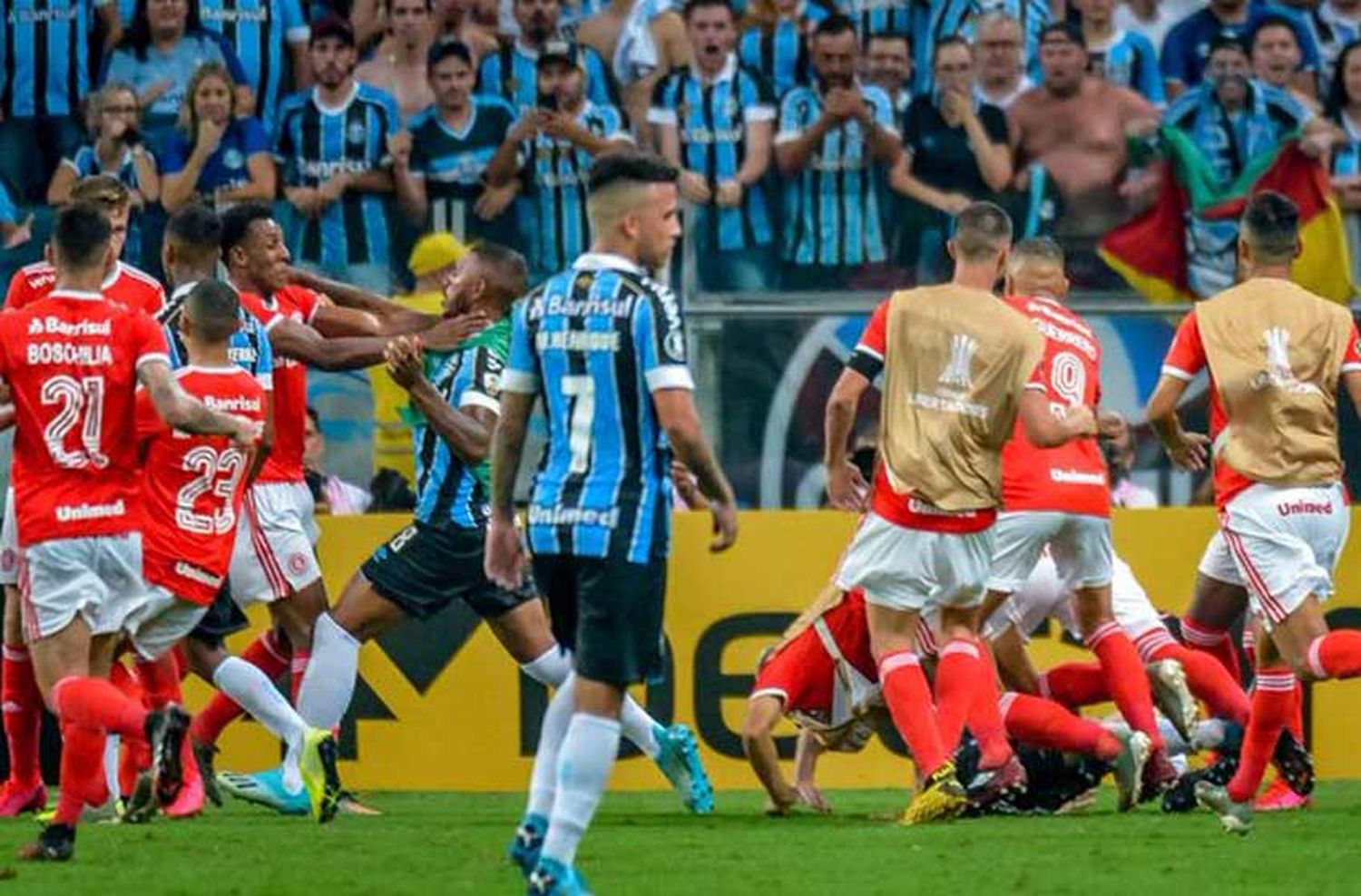 Noche violenta en Porto Alegre: el clásico Gremio-Inter terminó en una batalla campal con 8 expulsados