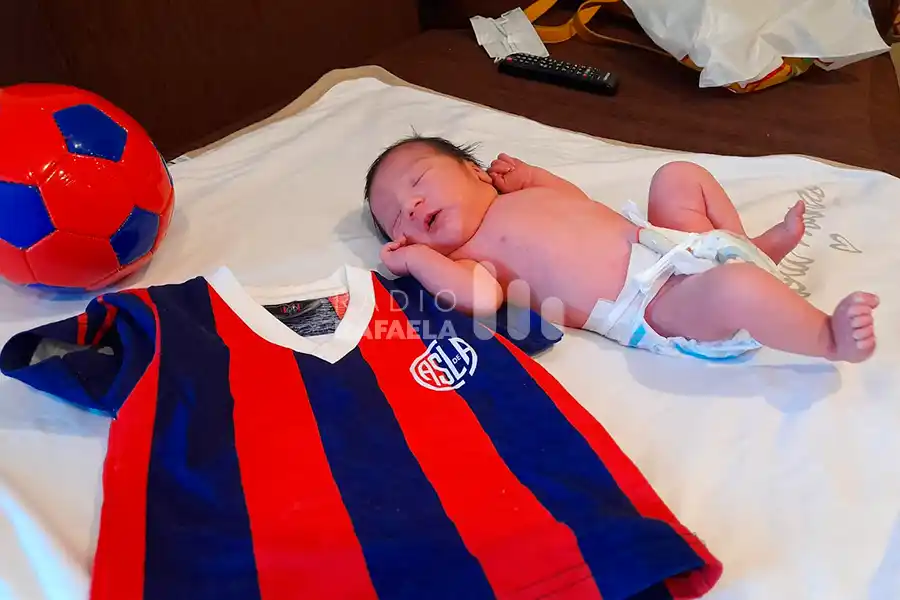 Nació el primer bebé del año en la ciudad de Rafaela: “Estamos muy felices, intentó salir para el mundial, pero aguantó”