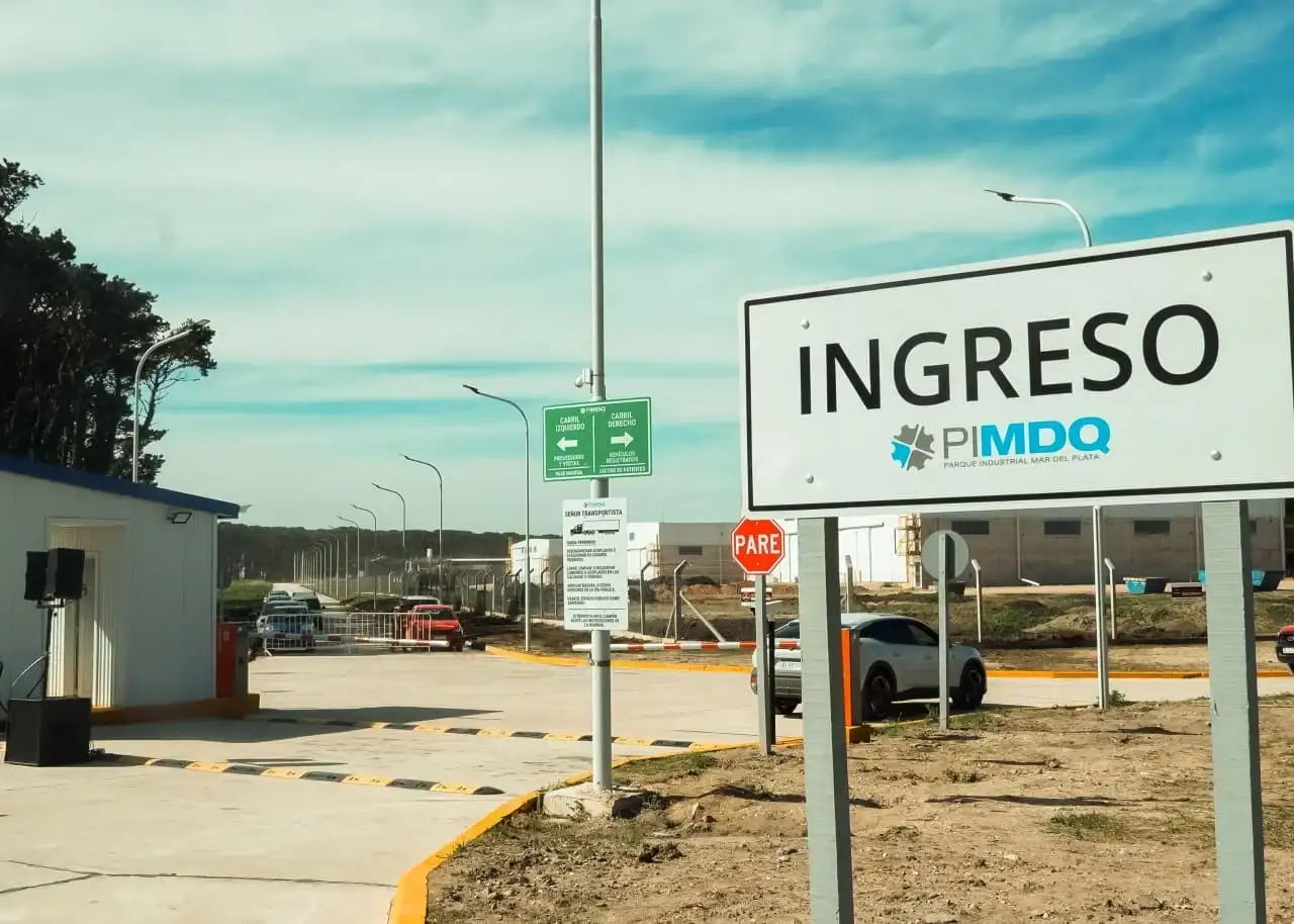 La obra supera los 9000 metros cuadrados y busca mejorar la conectividad y la logística del predio industrial.