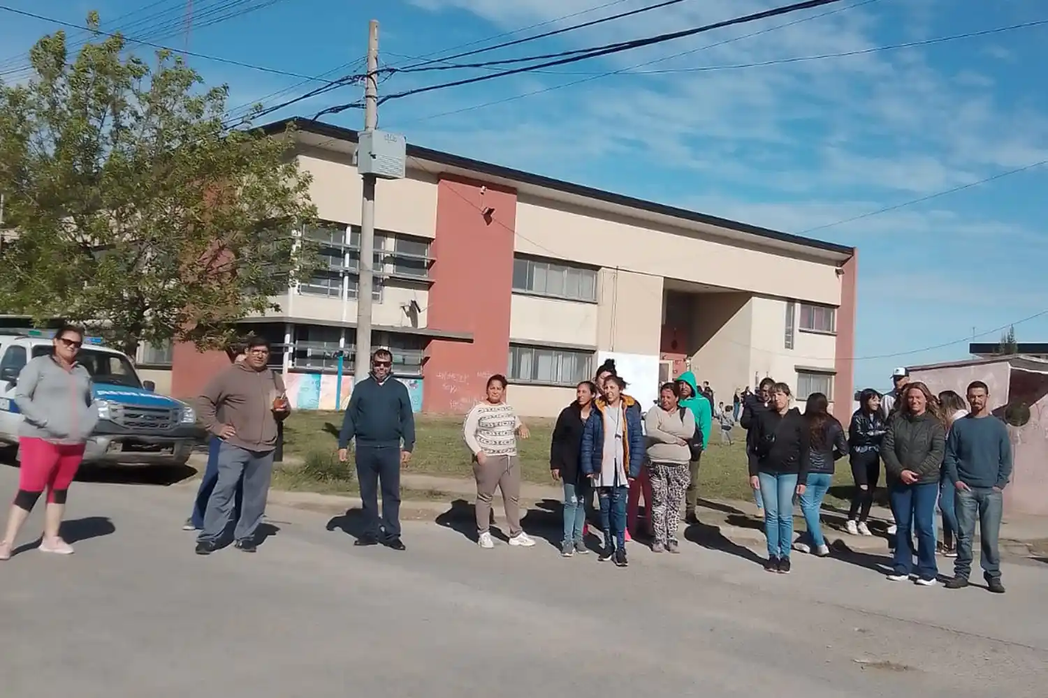 Un acto de violencia y acusaciones cruzadas en la Escuela Primaria 14 del Barrio Arco Iris