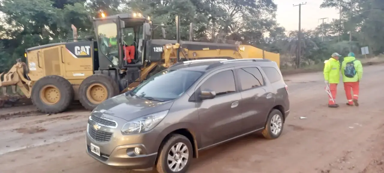 Motoniveladora embistió a una automovilista en cercanías de la Escuela Benito Juárez