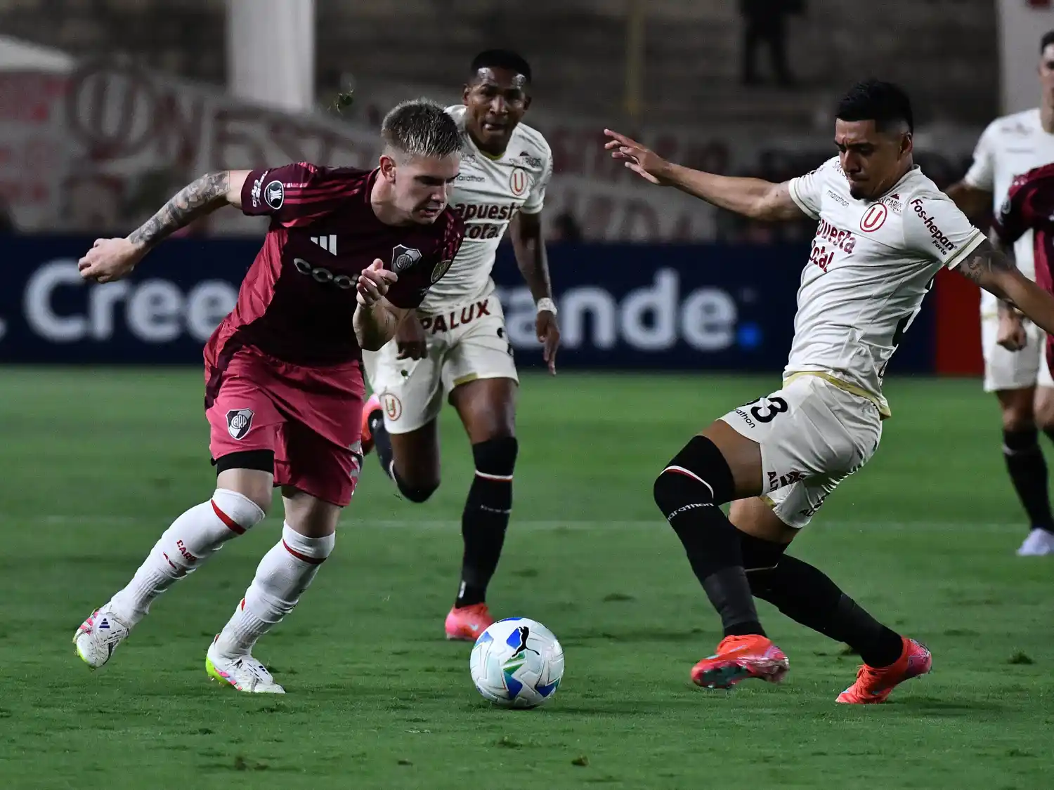 Mastantuono maniobra ante un defensor peruano.
