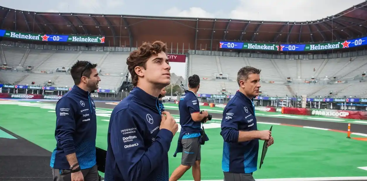 Franco Colapinto en el circuito de Mexico con su equipo.