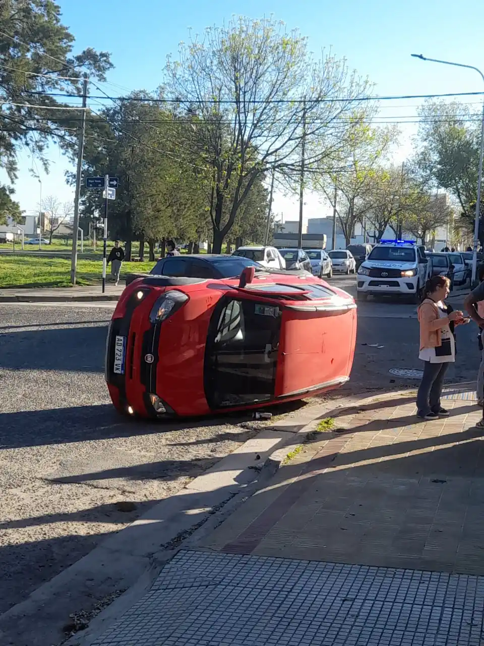 Un vehículo terminó volcado tras un violento choque en la zona de la Terminal