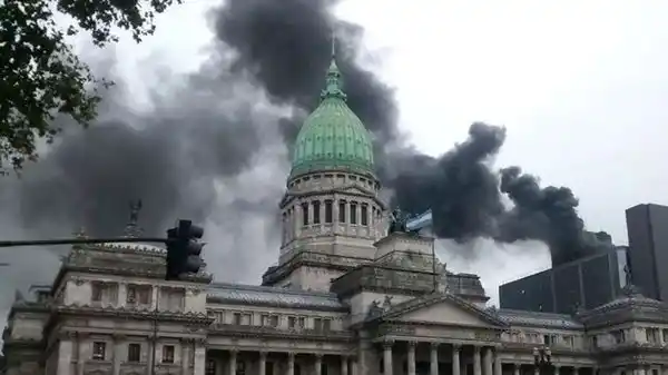 Se prendió fuego el Anexo del Congreso de la Nación 
