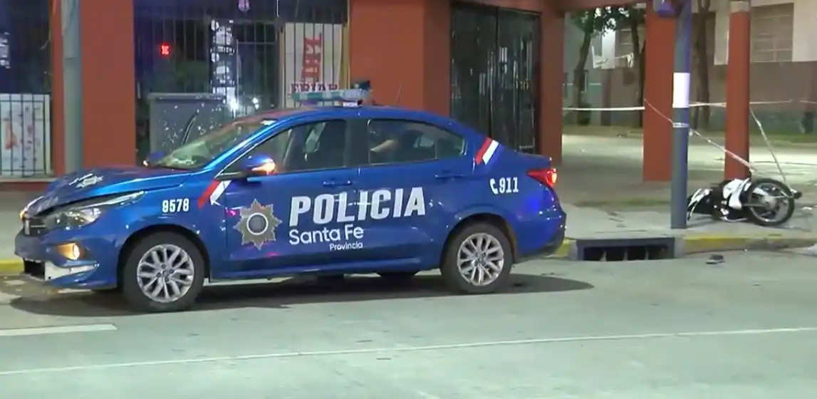 Un motociclista resultó herido tras chocar con un patrullero: está grave en el Heca