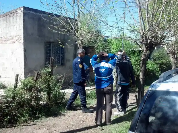 Una mujer se ahorcó en un árbol y su pareja se suicidó a las tres horas