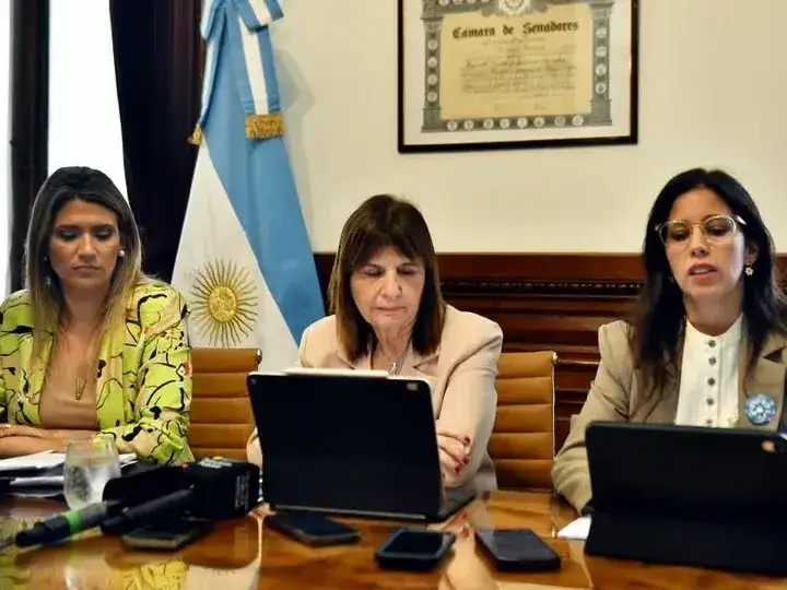 La jefa del bloque de LLA, Patricia Bullrich. y las presidenta de la comisiones de Salud, Ivana Arrascatea, y de Legislación General, Nadia Márquez.
