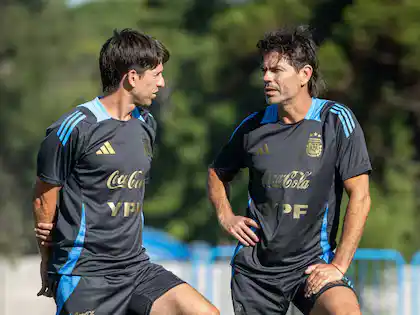 Diego Placente y el tandilense "Chino" Garcé, integran el cuerpo técnico del Sub 20 argentino.