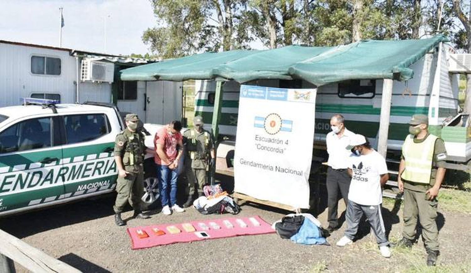 Transportaba 7 kilos de droga  en la bodega de un colectivo