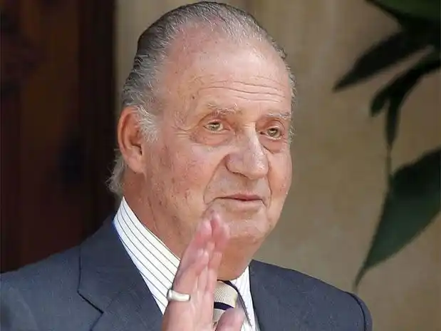 En medio de polémicas y denuncias, abdicó el Rey Juan Carlos