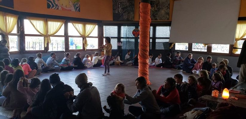 Familias enteras participaron del Día Internacional del Yoga