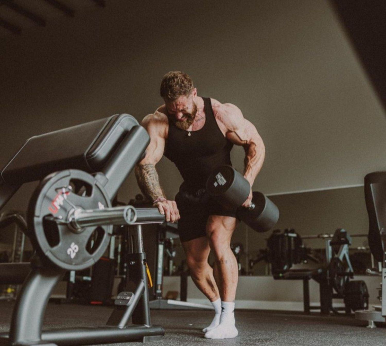 Chris Bumstead sorprende en redes con su nuevo método de entrenamiento