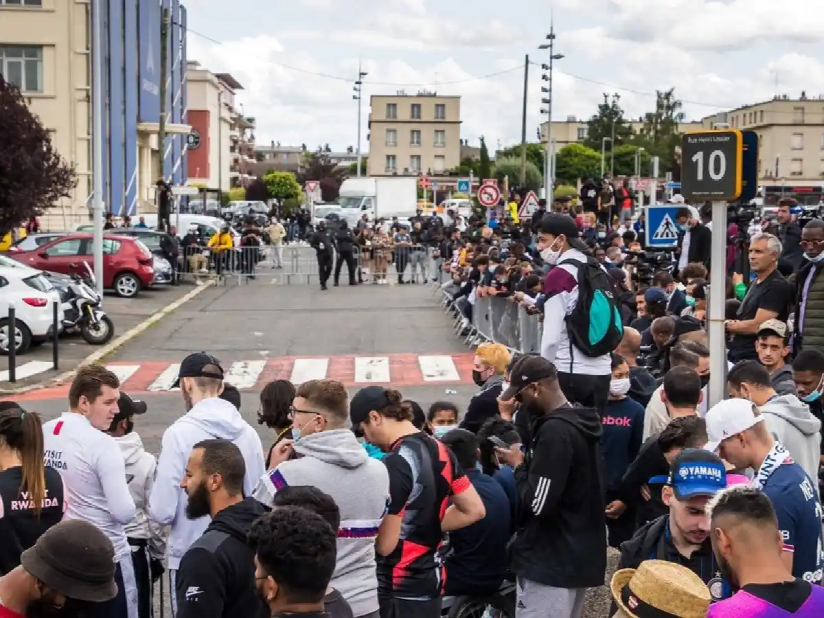 Vigilia y locura en París por la llegada del crack rosarino
