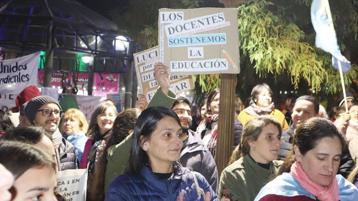 Multitudinaria manifestación estudiantil en apoyo a la lucha docente