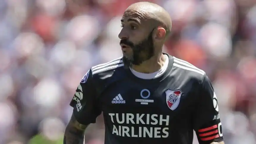 Biscay prepara un cambio: volvería Pinola en lugar del suspendido Paulo Díaz