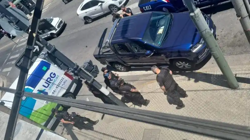 Hubo disparos sobre la puerta del conductor, y la manija de la puerta terminó rota.