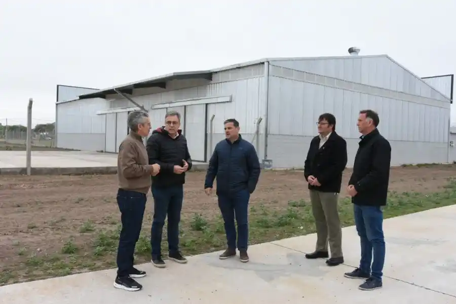 Luis Castellano, junto al secretario de Producción, Empleo e Innovación, Diego Peiretti; el secretario de Comercio Exterior de la Provincia, Germán Burcher; el presidente de la CaCEx, Edmundo López y el administrador de la Aduana de Rafaela, Mauricio Carlino, recorrieron sus instalaciones. 