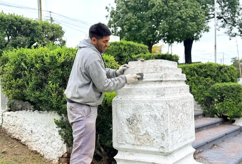 Se intensifican las tareas de mantenimiento y renovación en la Plaza Honda.