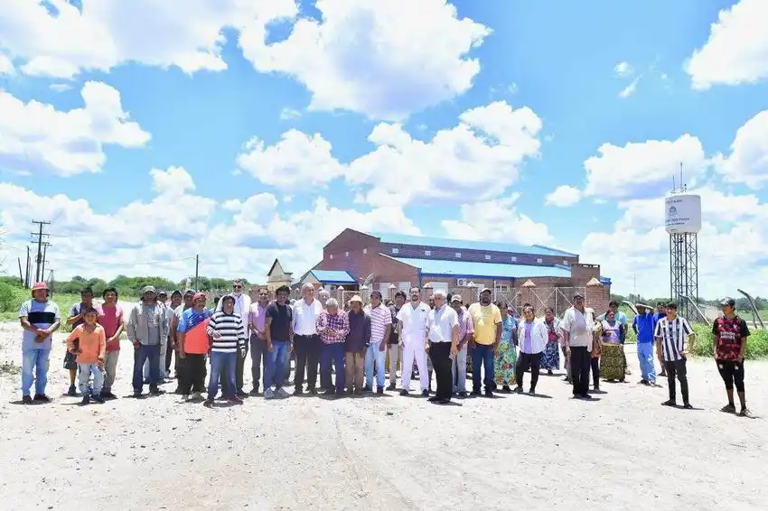 Gómez visitó las comunidades de Tres Pozos y
Lote 27 donde se construirán centros de salud