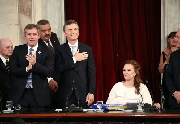 Entre el humo y el fuego, el paso de Macri por el Congreso