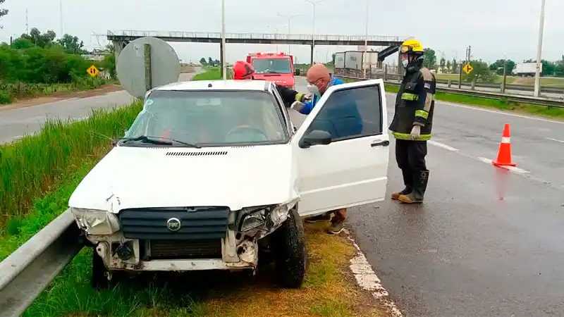 Dos heridos fueron hospitalizados tras ser impactados por un camión en la Autovía Artigas