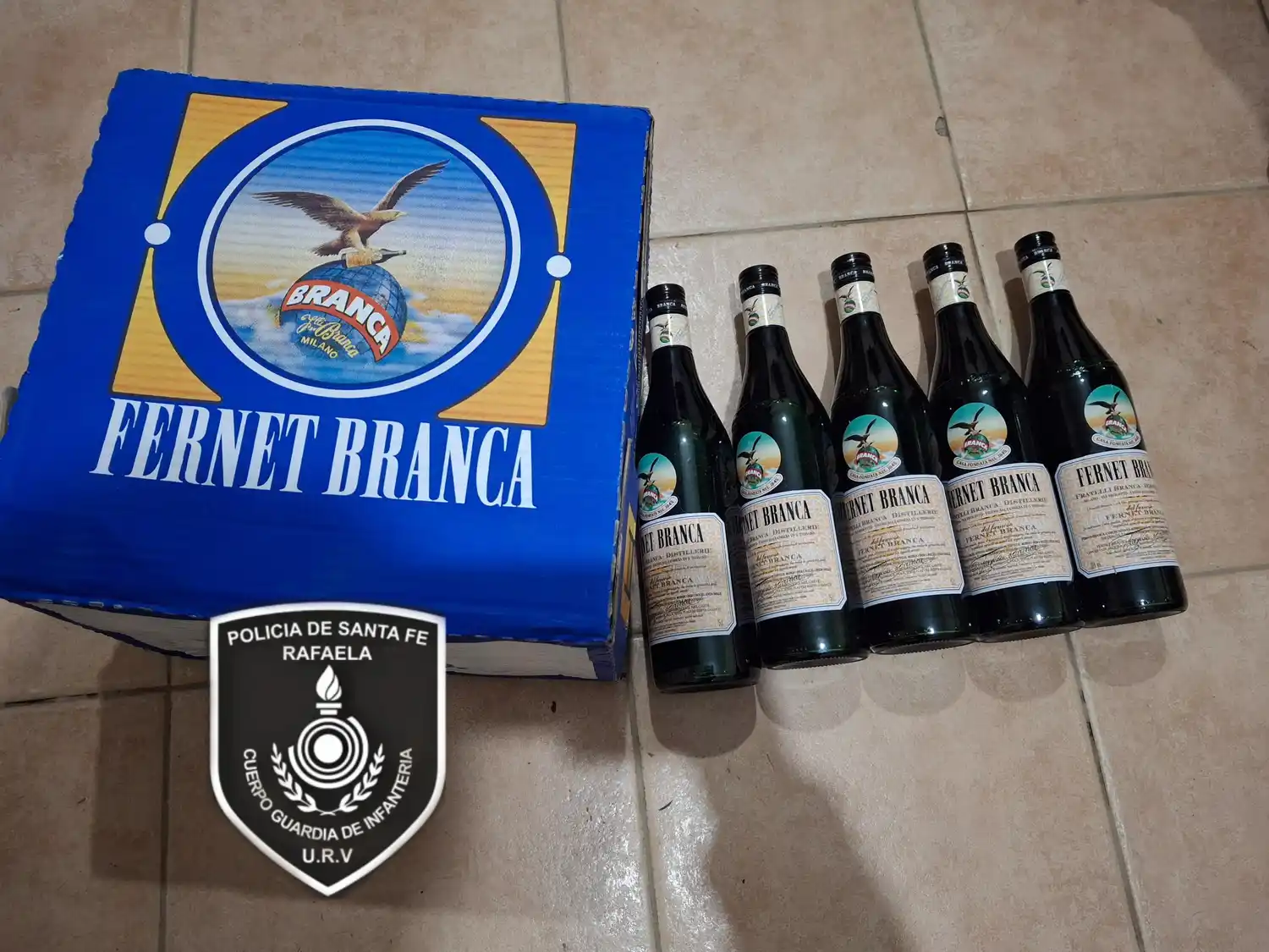 ¿De dónde sacaste una caja llena de botellas de fernet en plena madrugada? "Me las encontré tiradas"
