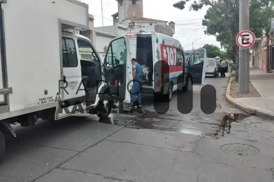 Accidente triple en avenida Ernesto Salva: camión, ambulancia y camioneta estuvieron involucrados en el choque