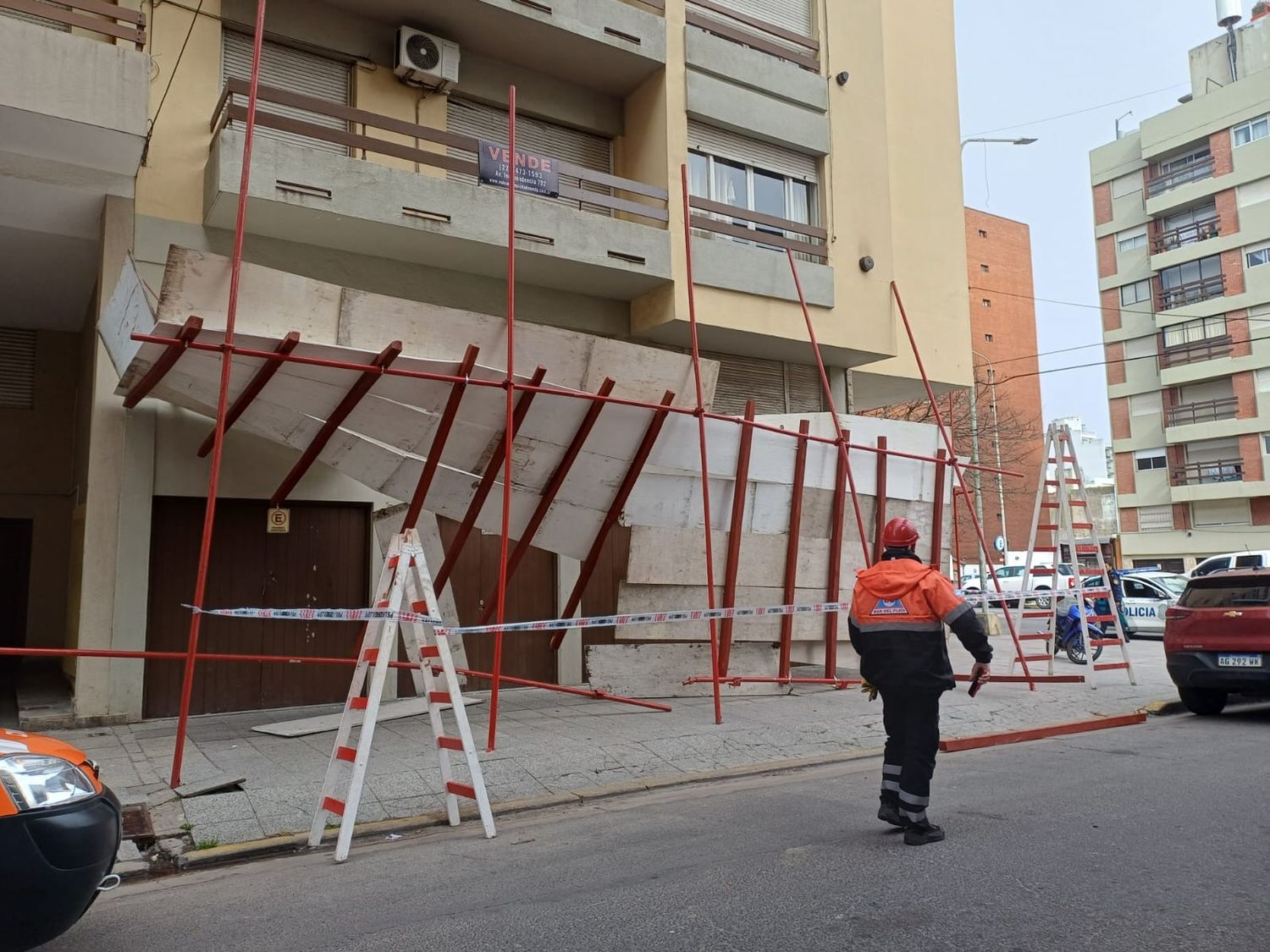 Ambos trabajadores resultaron ilesos, aunque uno de ellos sufrió un raspón en el brazo y el otro un golpe en la espalda.