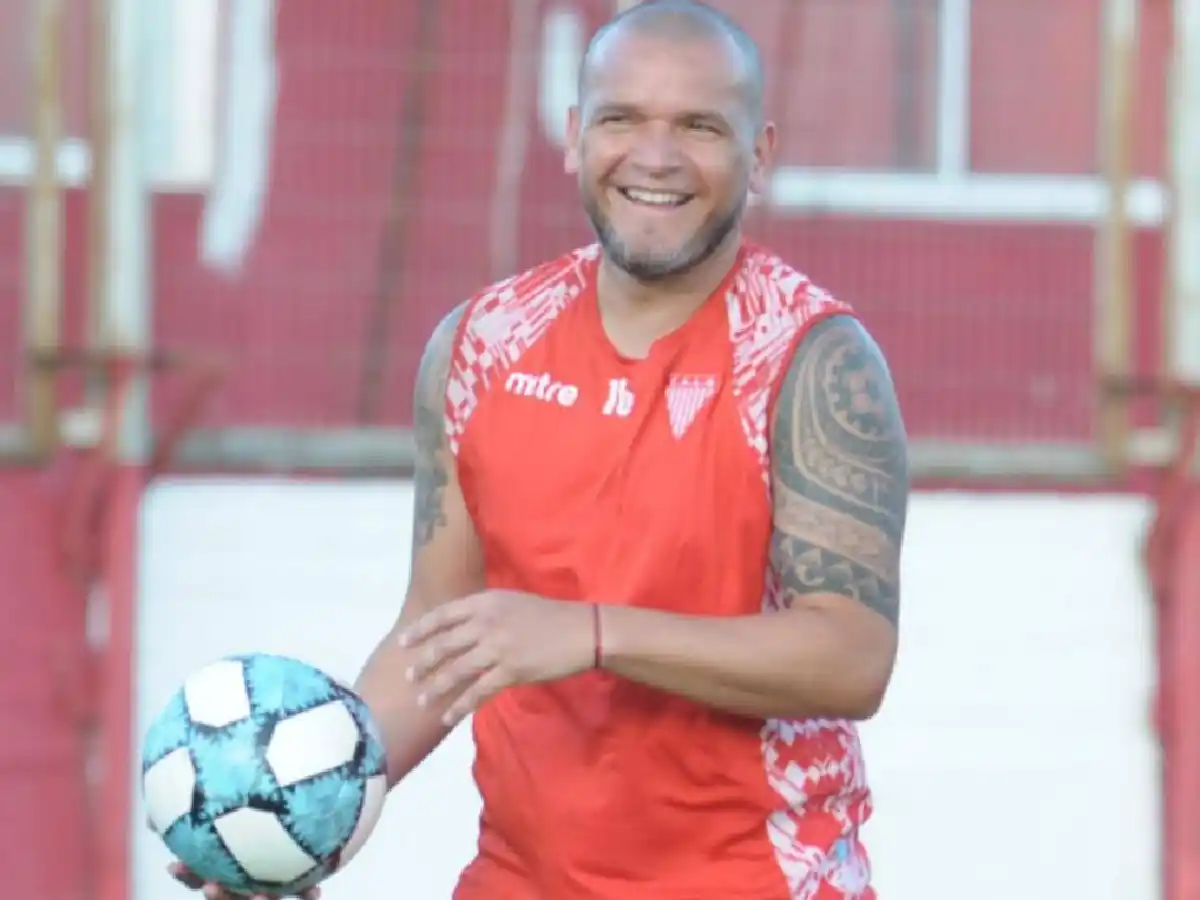    Salmerón salió a cruzar a Tevez