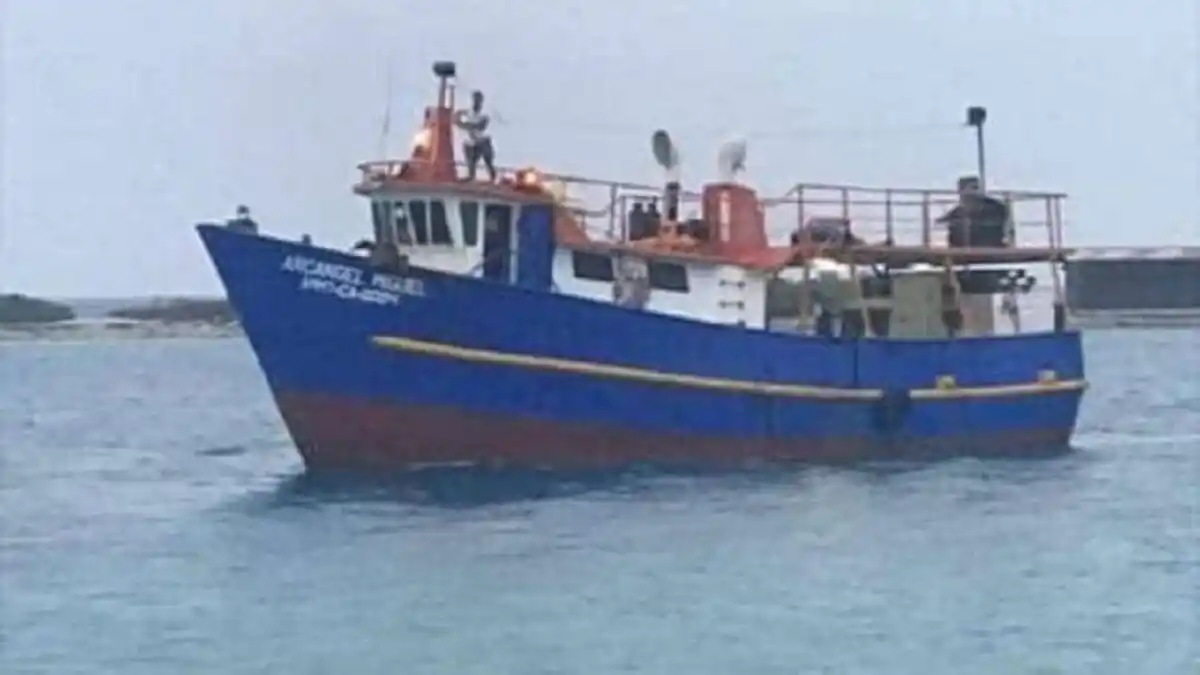 BARCO VENEZOLANO ZOZOBRÓ en aguas colombianas con 7 tripulantes a bordo