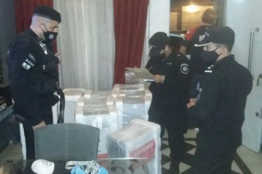 Dos detenidos por robar calefones de una obra y venderlos por las redes