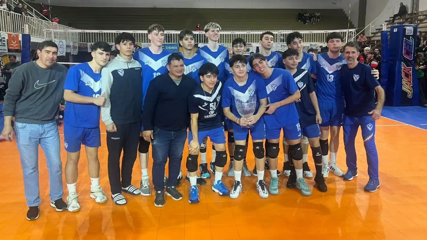 El conjunto de Vélez, con su capitán Ciro García Goñi y el trofeo de subcampeón