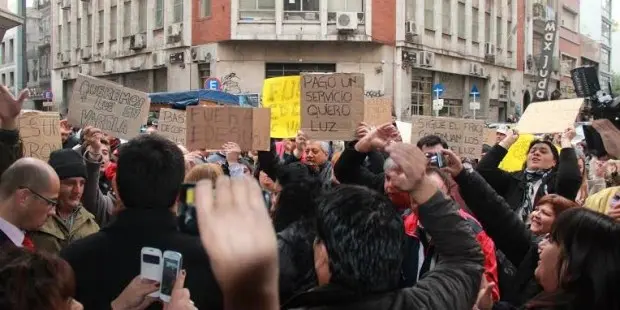Vecinos de Varela marcharon por mejoras en el servicio eléctrico