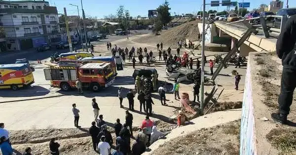 Un violento choque terminó con dos vehículos debajo de un puente en Mendoza.