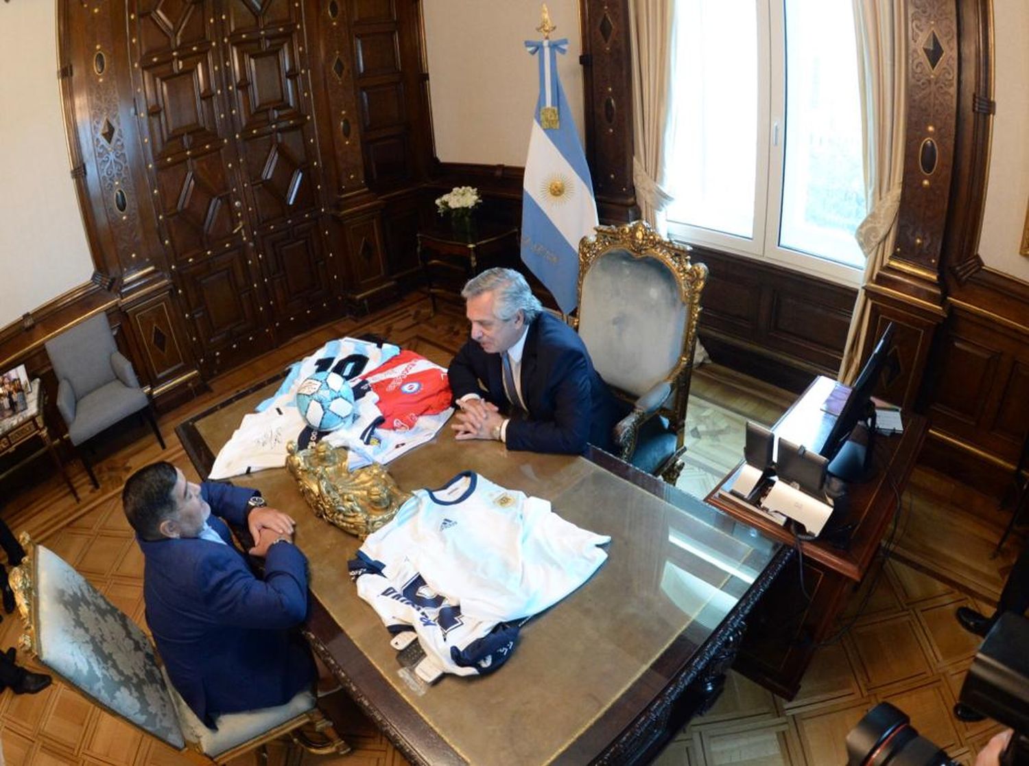 Video y fotos: Maradona revolucionó la Rosada con su visita al presidente