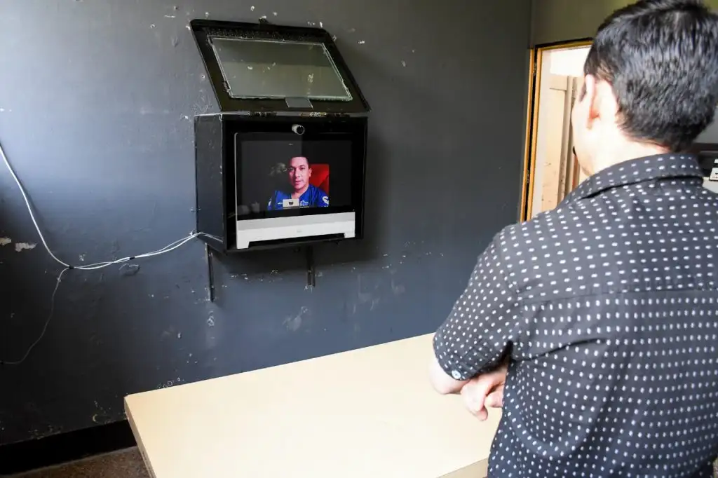 Implementaron videoconferencias para vincular a los presos con sus familias 