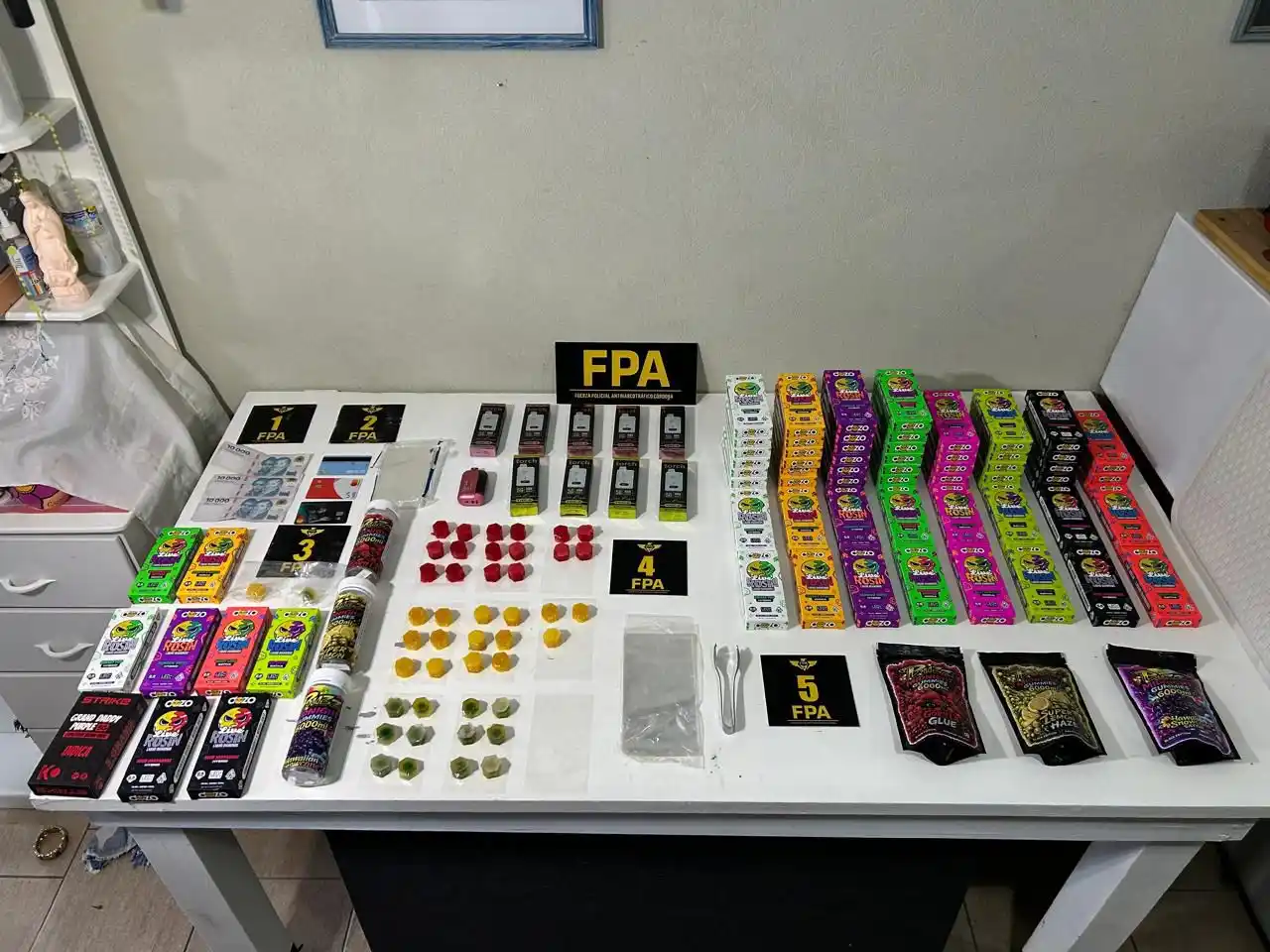 Secuestraron vapers y gomitas con THC en Arroyito: hay un detenido