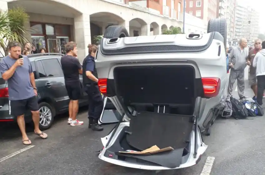 Una camioneta chocó tres autos estacionados en la costa y volcó