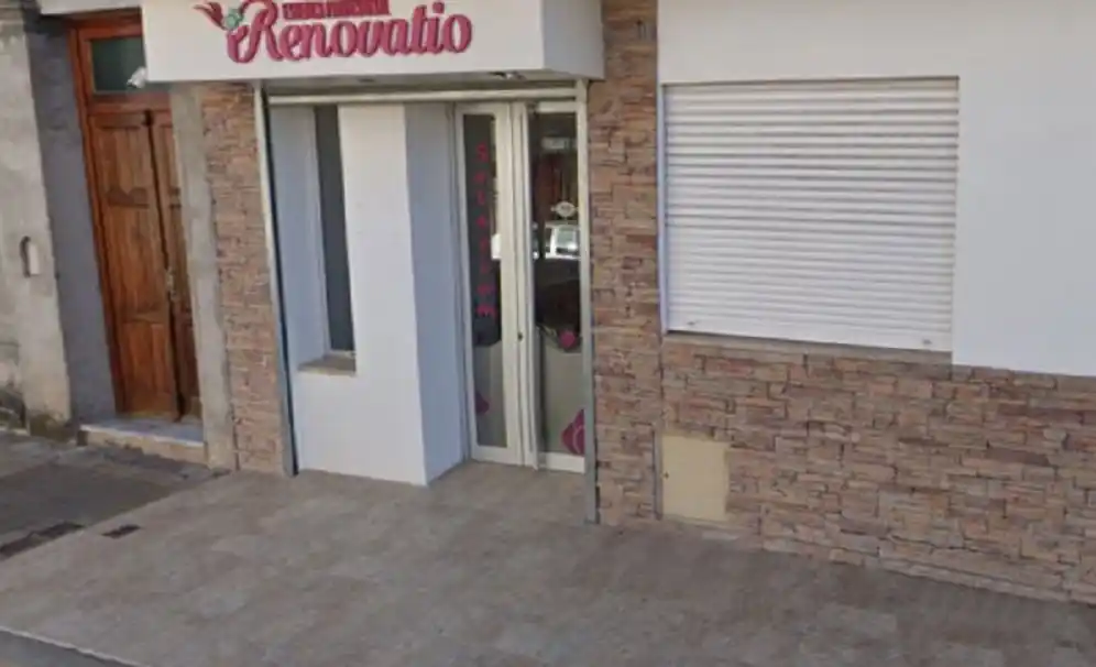Dejaron dos maletines en la verada, un sujeto pasó en bicicleta y se los llevó