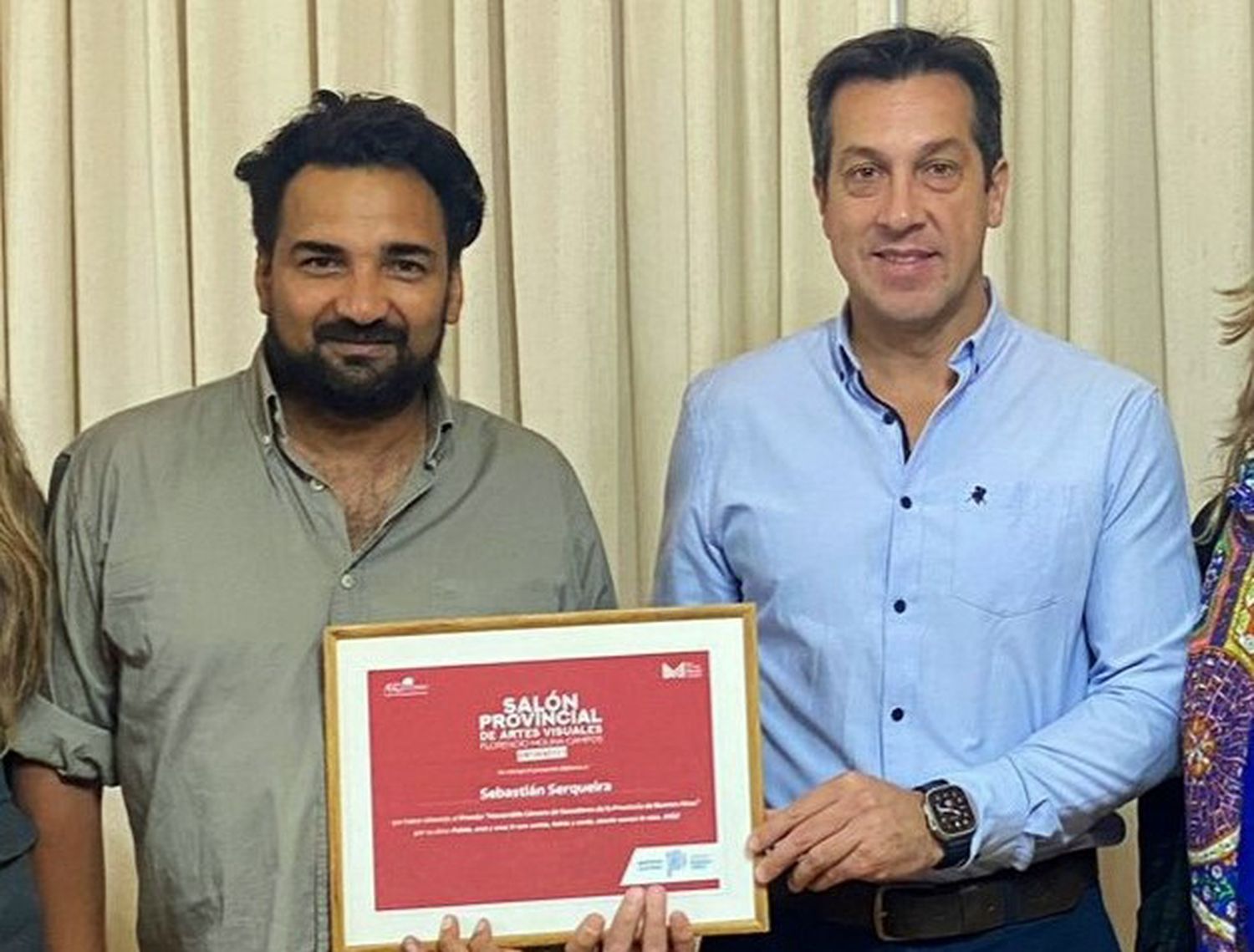 Con el diploma. Posan Serqueira y Rojas