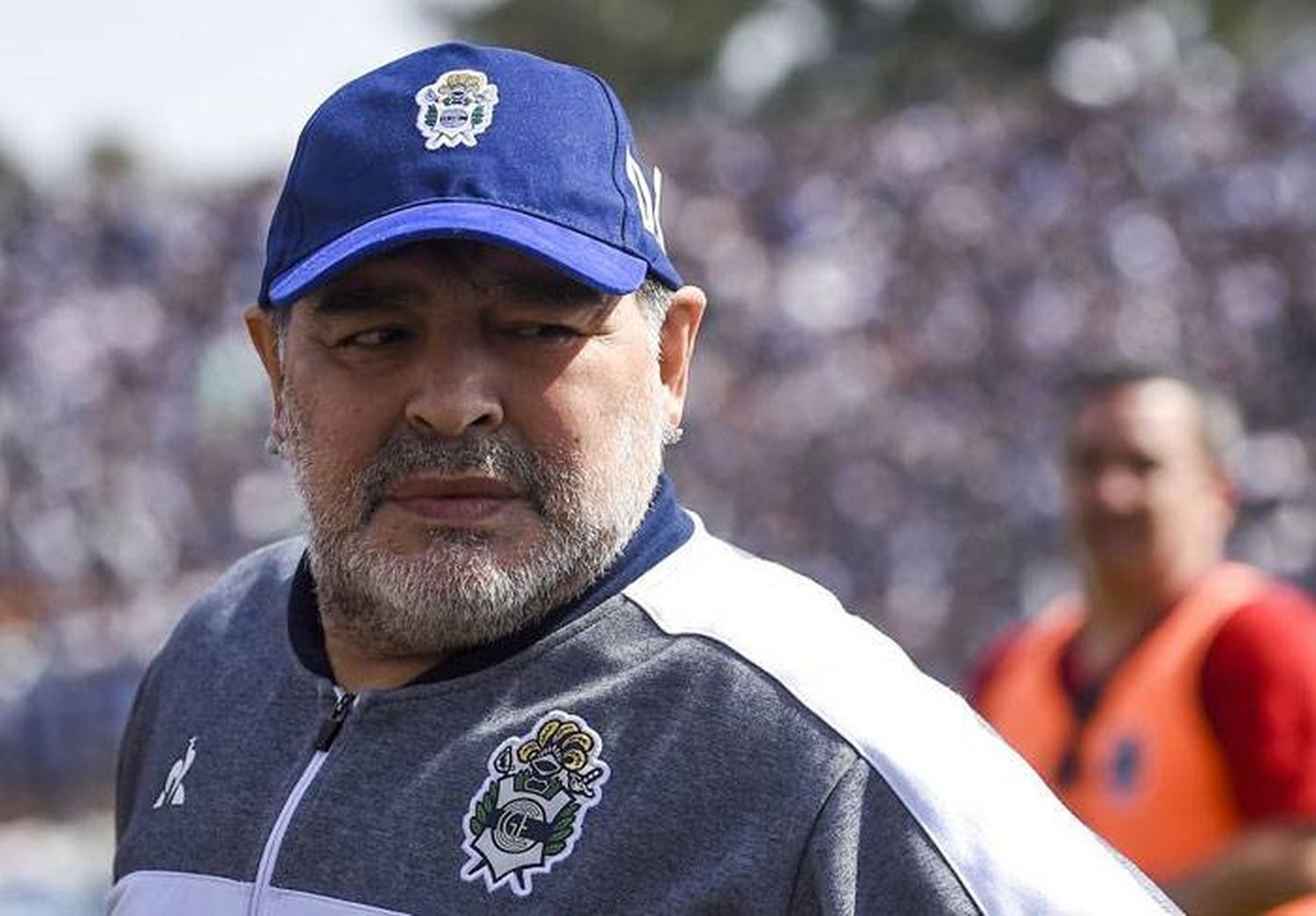 Toda la plata de Maradona afuera