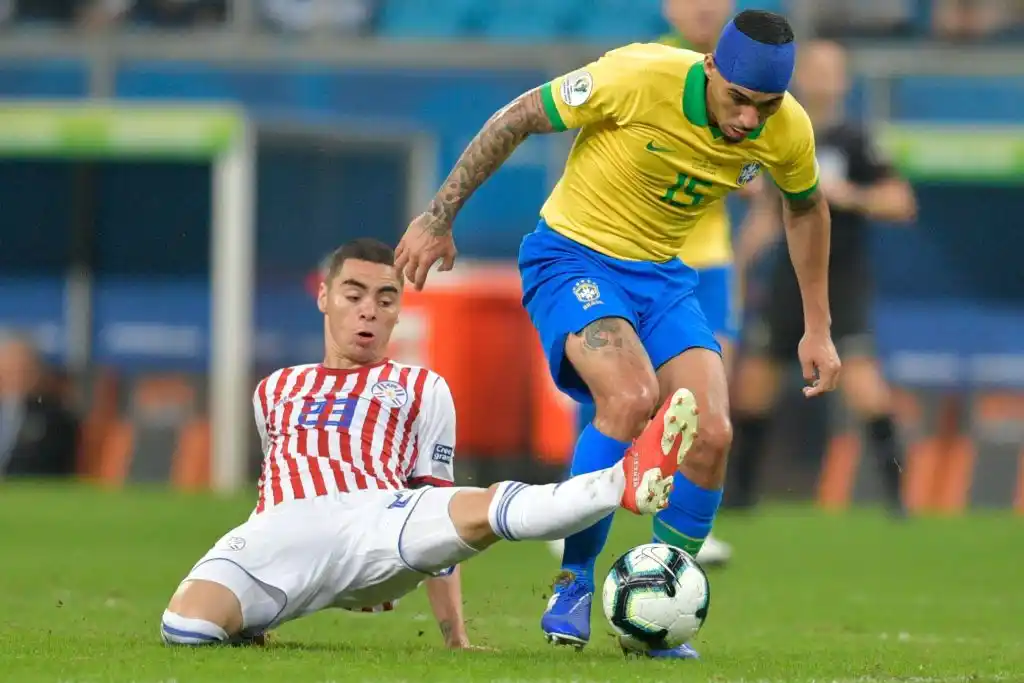Brasil sufrió hasta los penales, pero avanzó