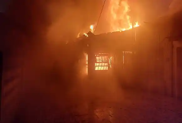 Incendio total de una vivienda en el barrio Bernardino Rivadavia: no hubo heridos