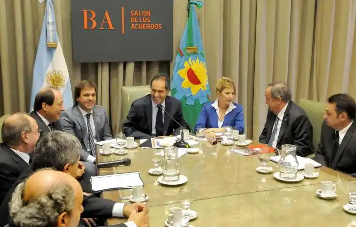 Scioli se reunió con intendentes radicales y recibió elogios de Sanz