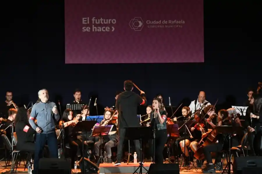 Hubo más de 40 artistas en escena. El Cine Teatro Manuel Belgrano se colmó de familias a lo largo de dos funciones. Se tocaron canciones de las distintas épocas, desde Sui Géneris, Serú Girán a su etapa solista.