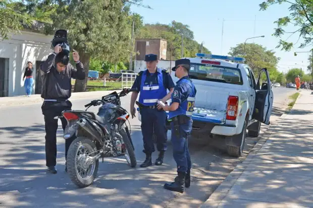 Fueron detenidos cuando llevaban de tiro una moto robada minutos antes