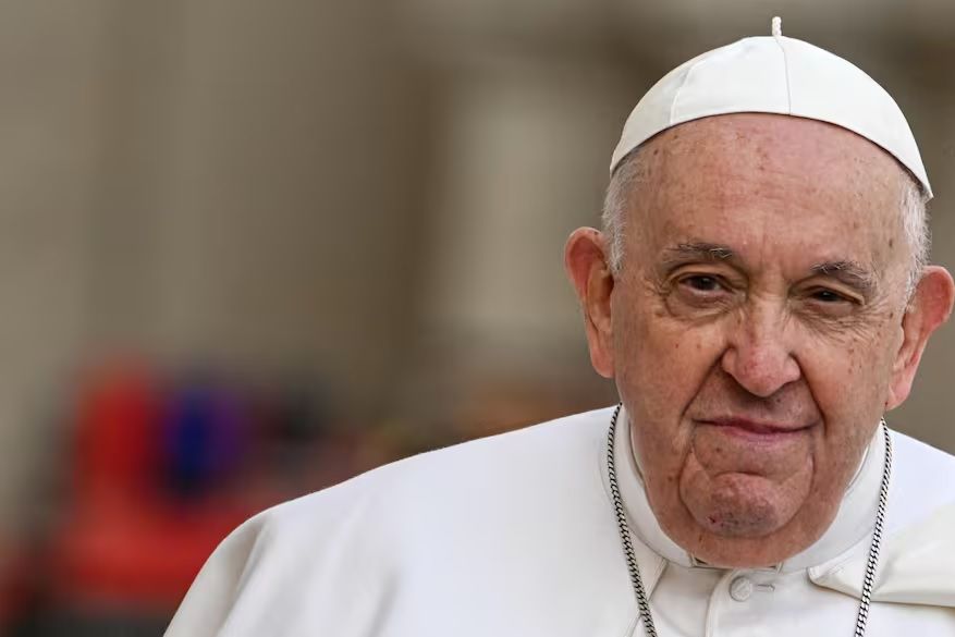 El papa Francisco permanece internado